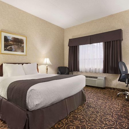 Days Inn By Wyndham Toronto East Lakeview Εξωτερικό φωτογραφία