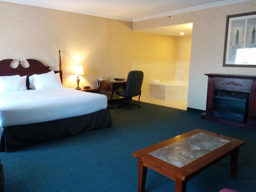 Days Inn By Wyndham Toronto East Lakeview Εξωτερικό φωτογραφία