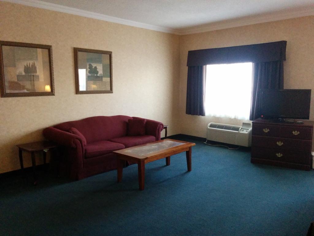 Days Inn By Wyndham Toronto East Lakeview Εξωτερικό φωτογραφία