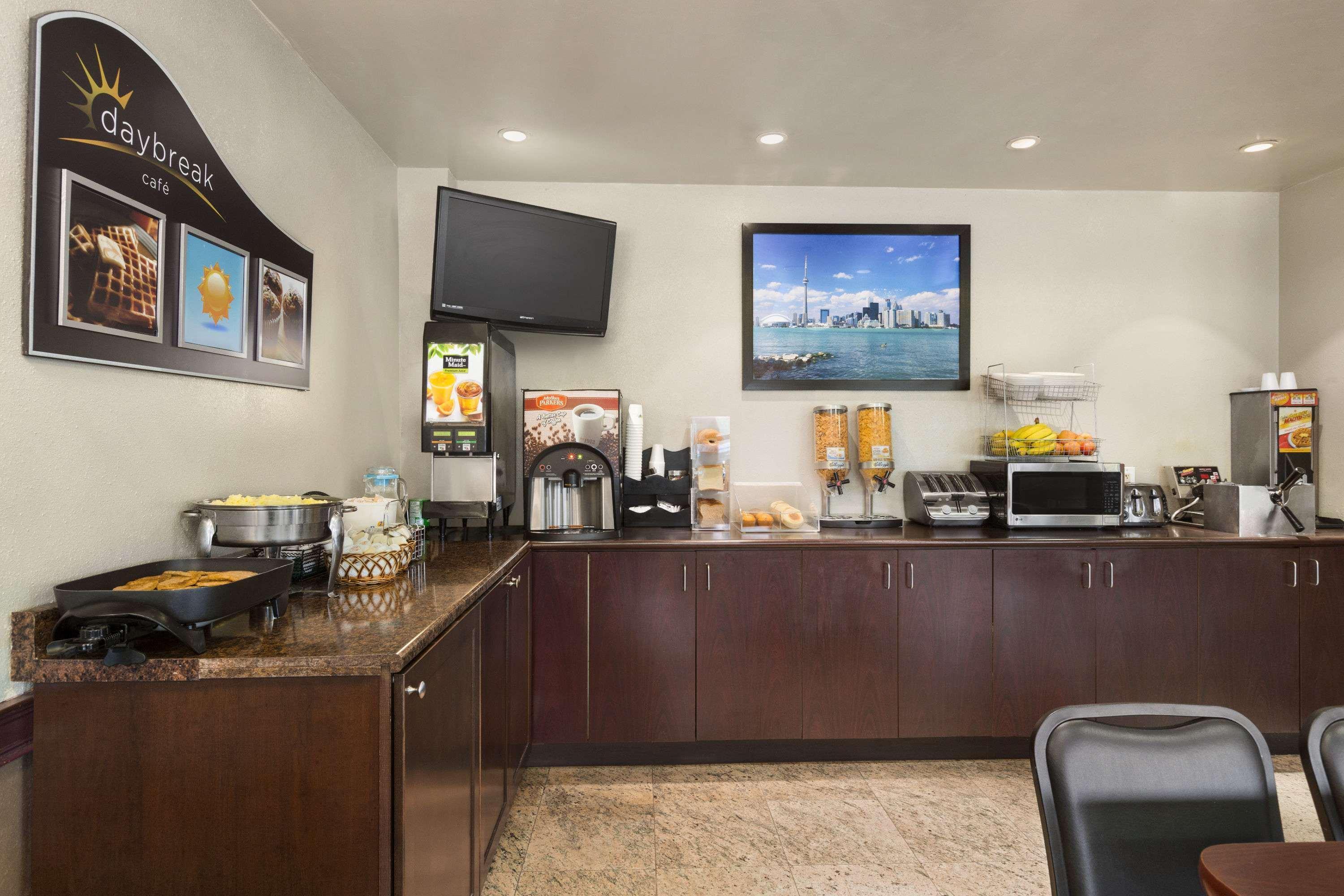 Days Inn By Wyndham Toronto East Lakeview Εξωτερικό φωτογραφία
