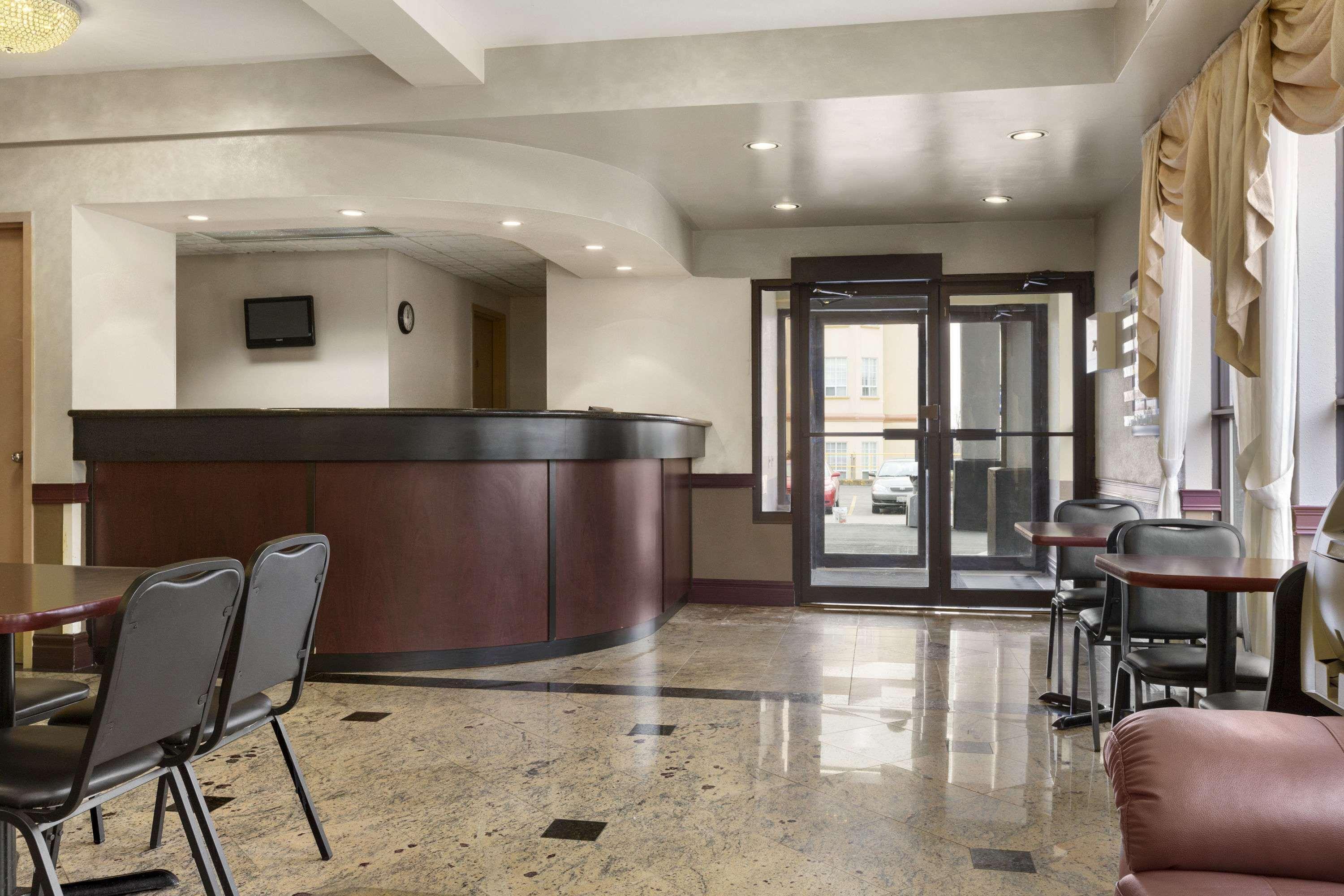 Days Inn By Wyndham Toronto East Lakeview Εξωτερικό φωτογραφία