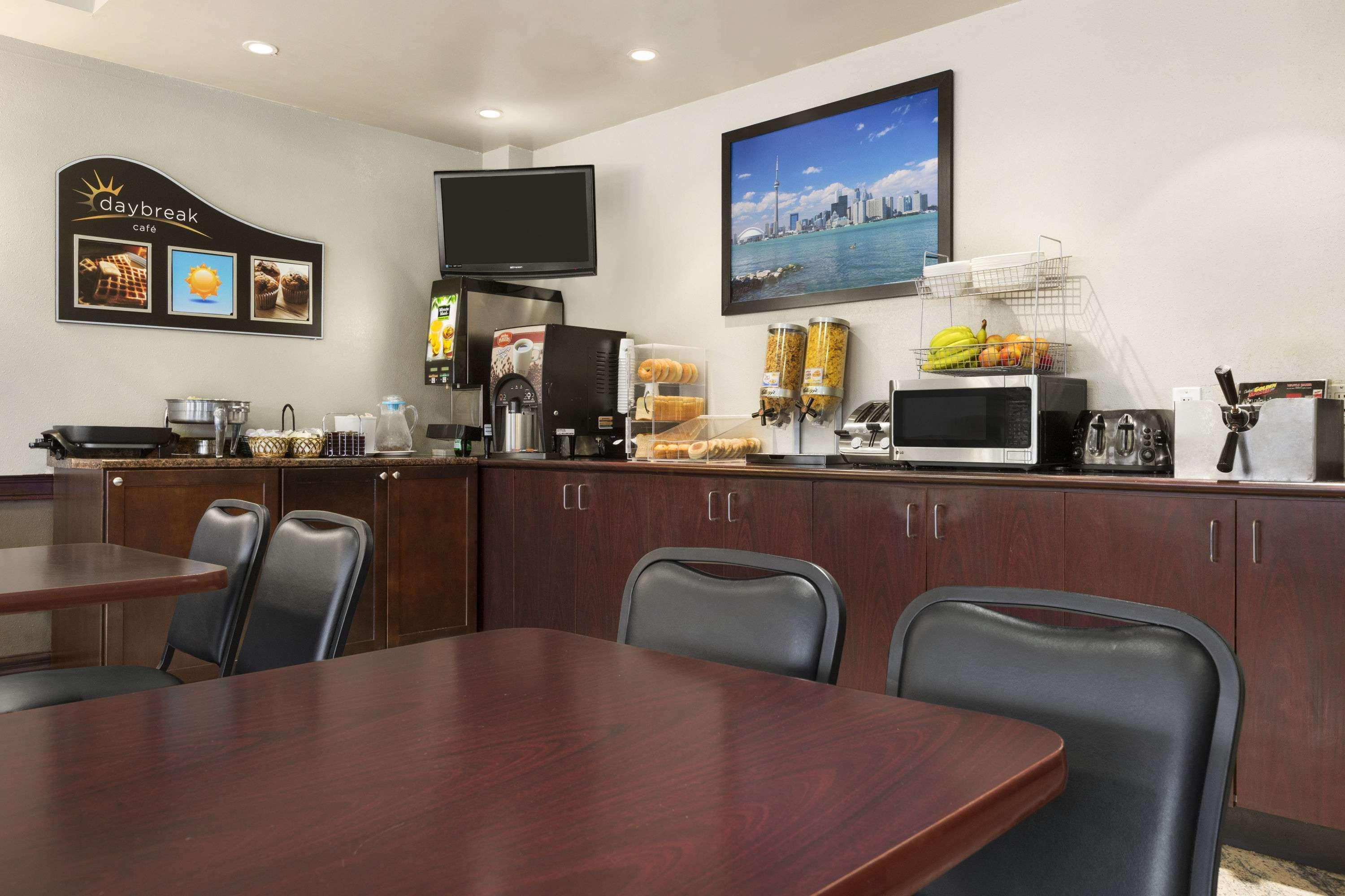 Days Inn By Wyndham Toronto East Lakeview Εξωτερικό φωτογραφία