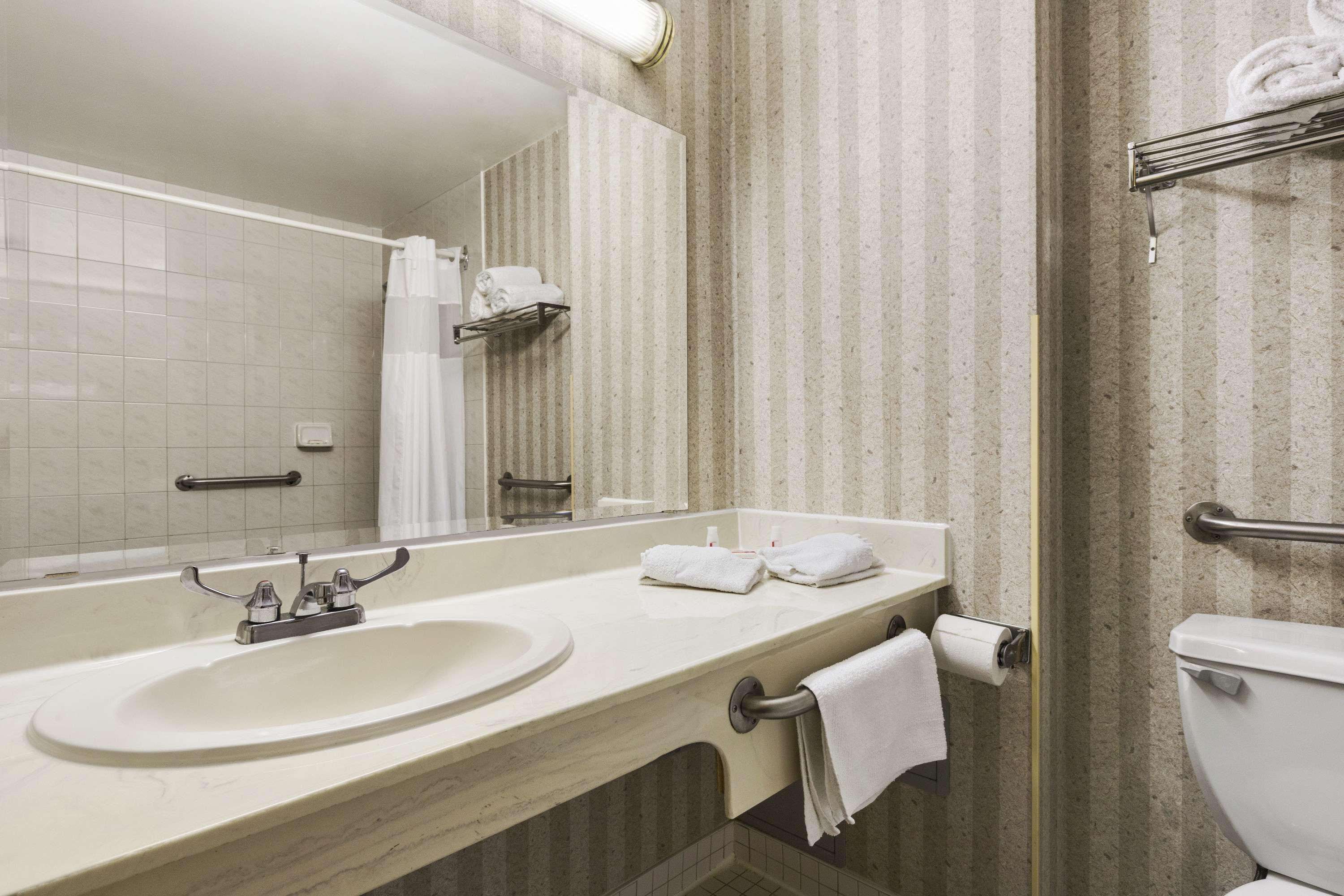 Days Inn By Wyndham Toronto East Lakeview Εξωτερικό φωτογραφία