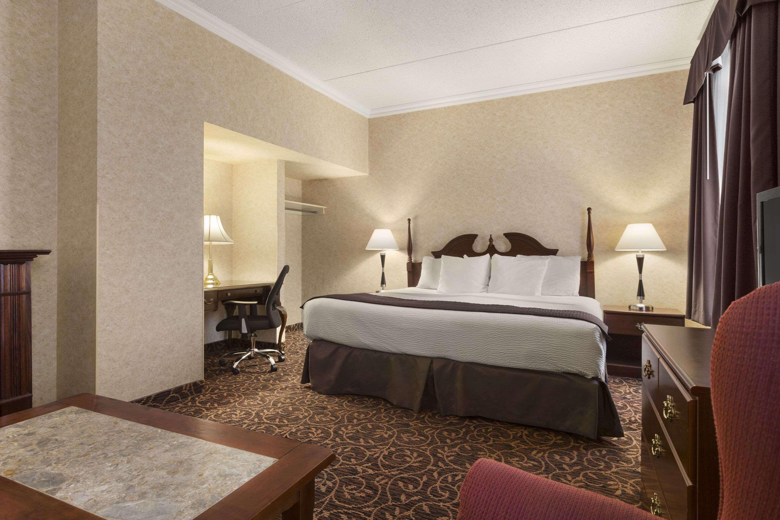 Days Inn By Wyndham Toronto East Lakeview Εξωτερικό φωτογραφία