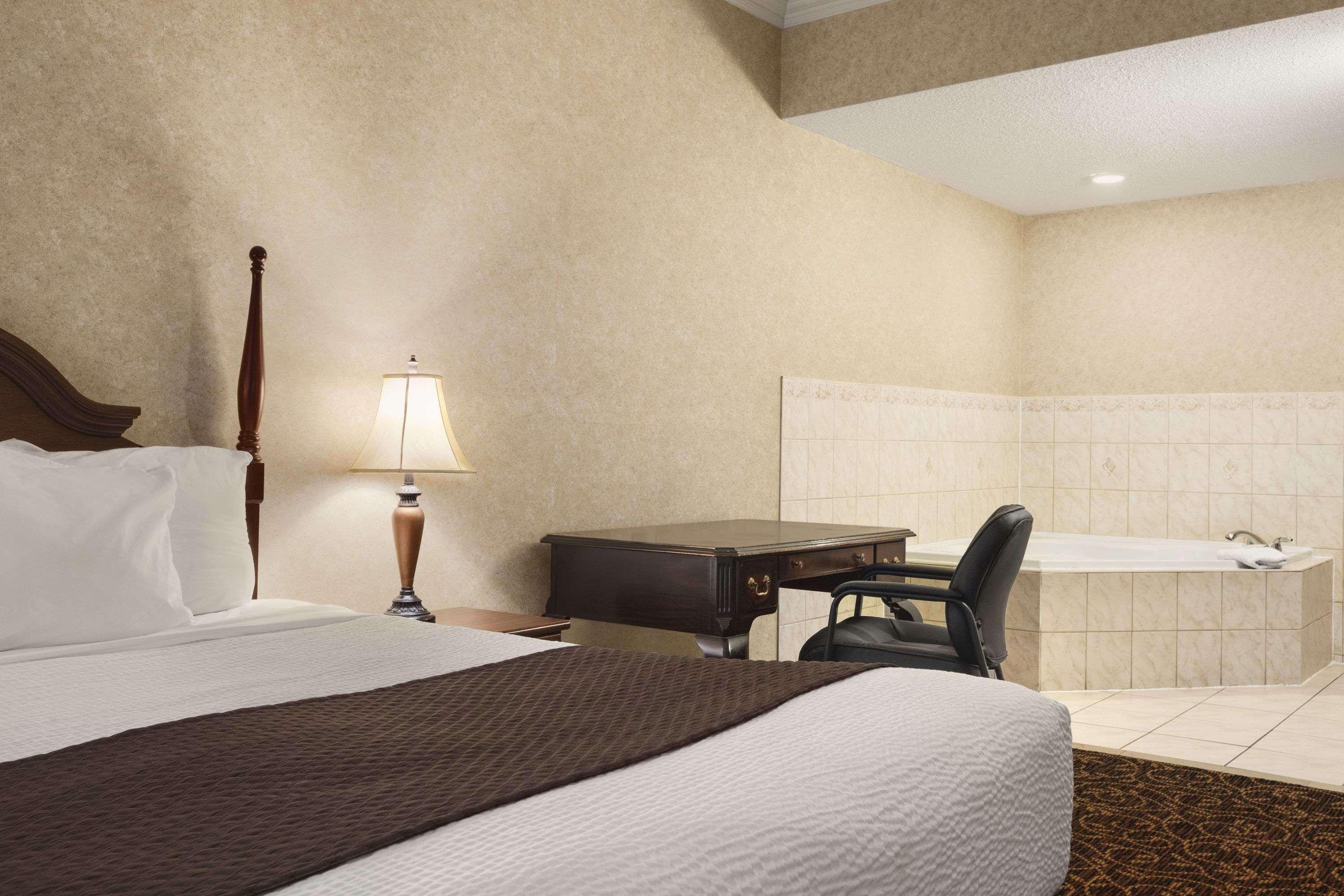 Days Inn By Wyndham Toronto East Lakeview Εξωτερικό φωτογραφία