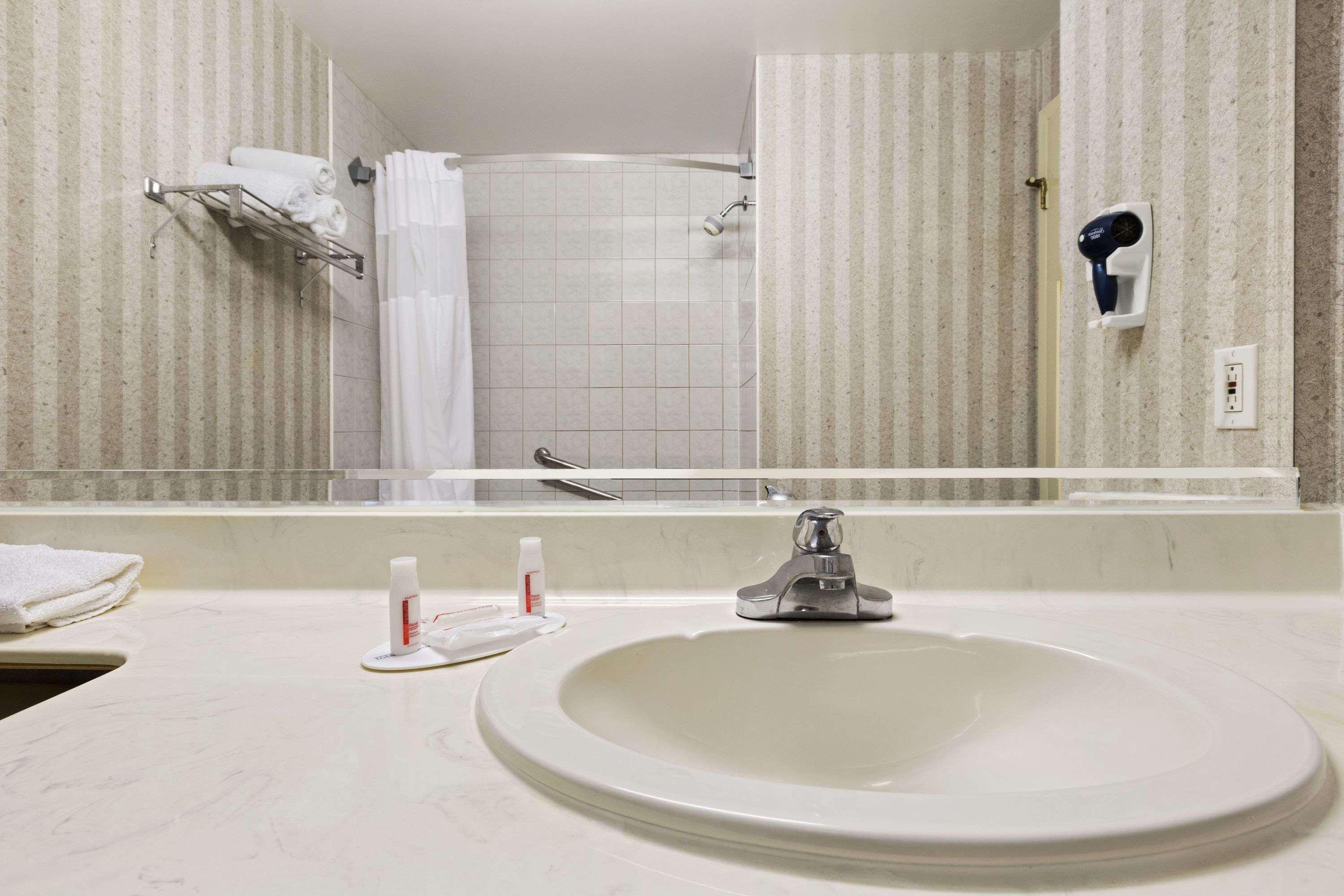 Days Inn By Wyndham Toronto East Lakeview Εξωτερικό φωτογραφία