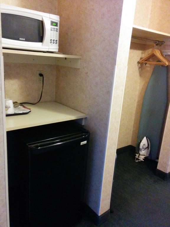 Days Inn By Wyndham Toronto East Lakeview Εξωτερικό φωτογραφία