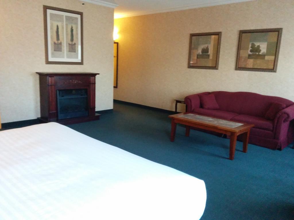 Days Inn By Wyndham Toronto East Lakeview Εξωτερικό φωτογραφία