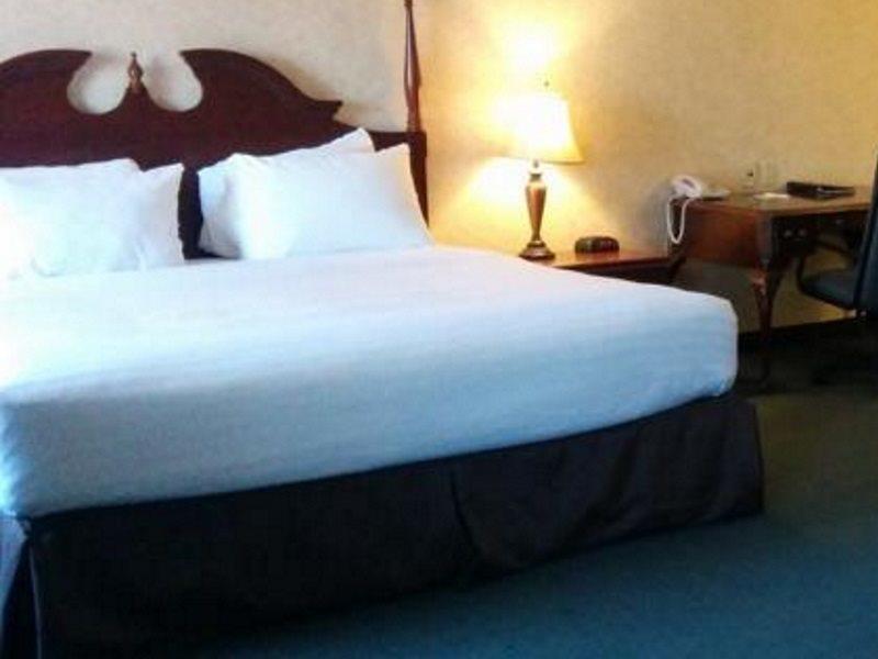 Days Inn By Wyndham Toronto East Lakeview Εξωτερικό φωτογραφία