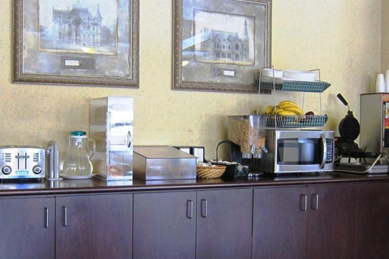 Days Inn By Wyndham Toronto East Lakeview Εξωτερικό φωτογραφία