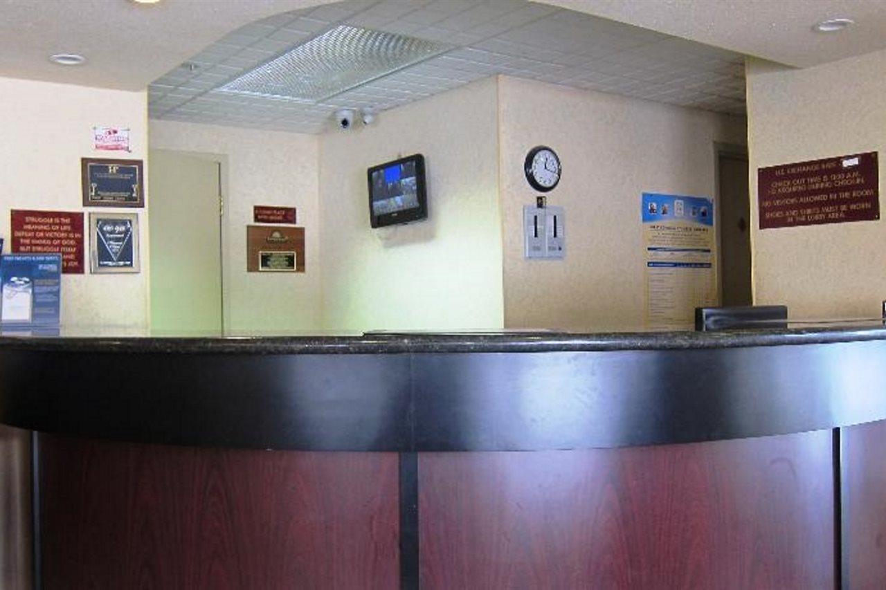 Days Inn By Wyndham Toronto East Lakeview Εξωτερικό φωτογραφία