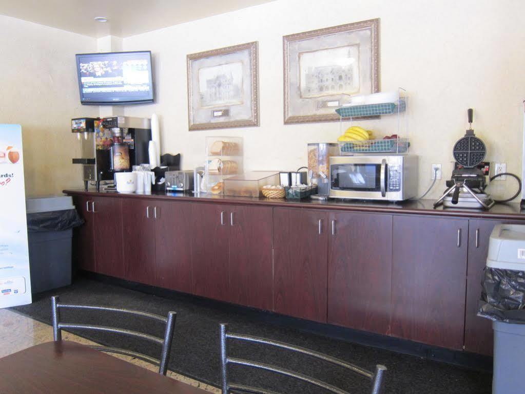 Days Inn By Wyndham Toronto East Lakeview Εξωτερικό φωτογραφία