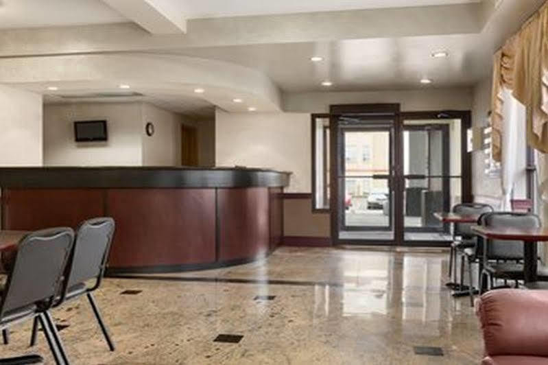 Days Inn By Wyndham Toronto East Lakeview Εξωτερικό φωτογραφία