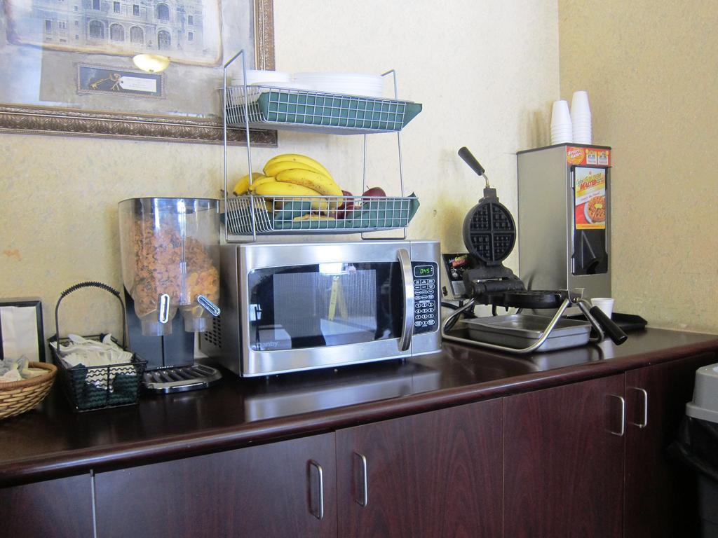 Days Inn By Wyndham Toronto East Lakeview Εξωτερικό φωτογραφία