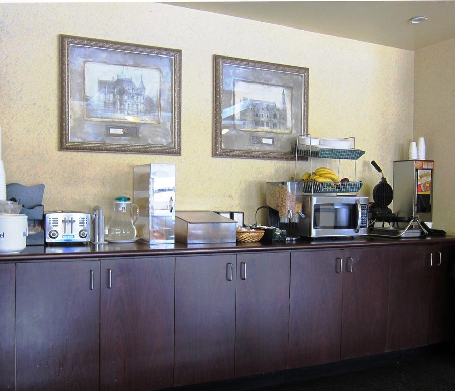 Days Inn By Wyndham Toronto East Lakeview Εξωτερικό φωτογραφία